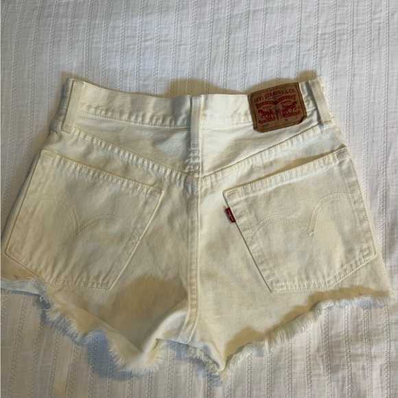 White Levi’s High Waisted Shorts! Never Worn, Excellent Condition! Size 24! - Picture 2 of 3